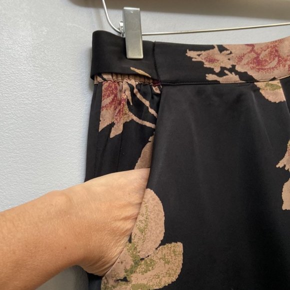❗️SOLD❗️Aritzia Wilfred Black Floral Satin Ankle Faun Pants Size M - Picture 5 of 10